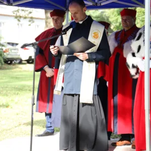 Modlitwę odmawia ks. dr Maciej Flader