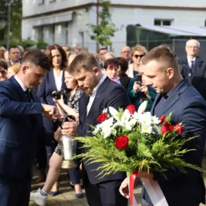 Zapalanie znicza i składanie kwiatów pod obeliskiem