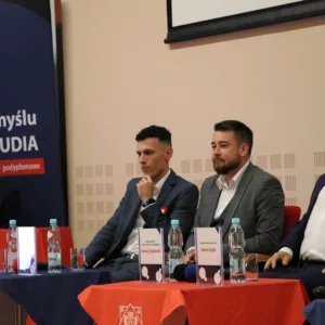 Uczestnicy debaty oraz Rektor (w tle)