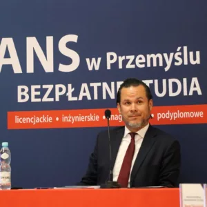 Prof. P. Trefler, rektor, prowadzący debatę