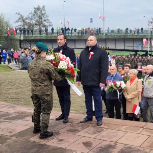 Władze uczelni przekazują kwiaty