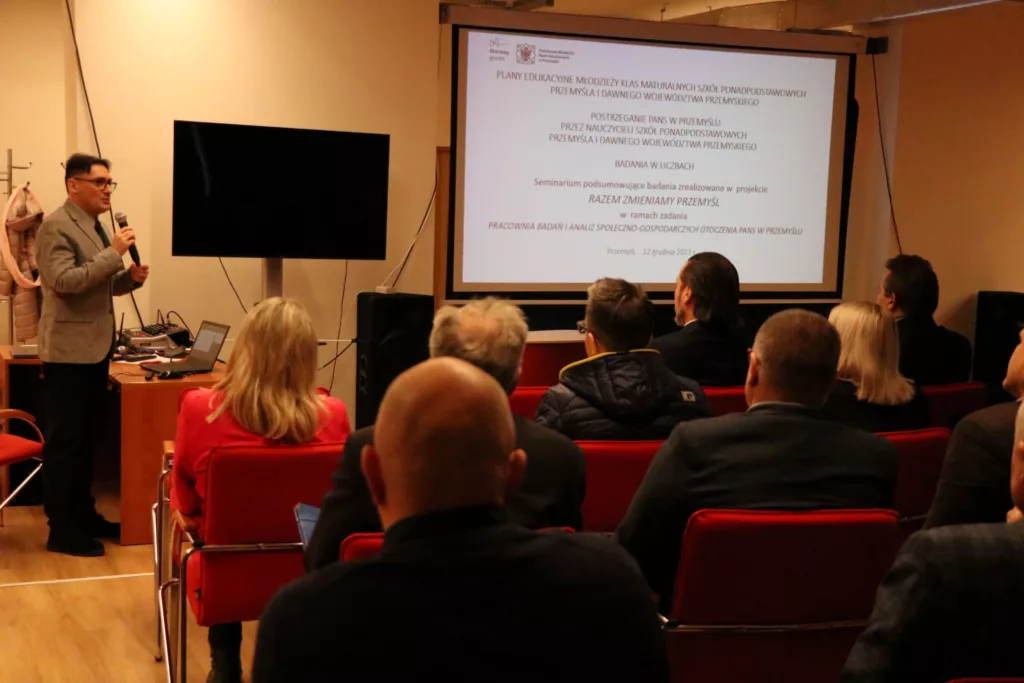 O znaczeniu badań w zarządzaniu uczelnią oraz o współpracy ze środowiskami pracodawców – Seminarium podsumowujące udział PANS w Przemyślu w projekcie RAZEM ZMIENIAMY PRZEMYŚL
