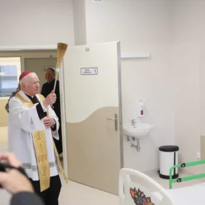 Ks. abp A. Szal dokonuje poświęcenia sali szpitalnej