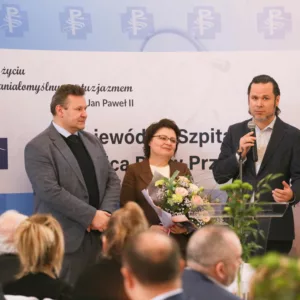 Od lewej: dr S. Solecki, dr B. Majchrowicz, prof. P. Trefler - z najlepszymi życzeniami dla Szpitala