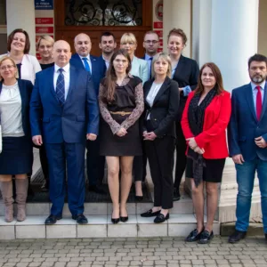 Kolegium Elektorów i Uczelniana Komisja Wyborcza z Rektorem-elektem przed Pałacem Lubomirskich