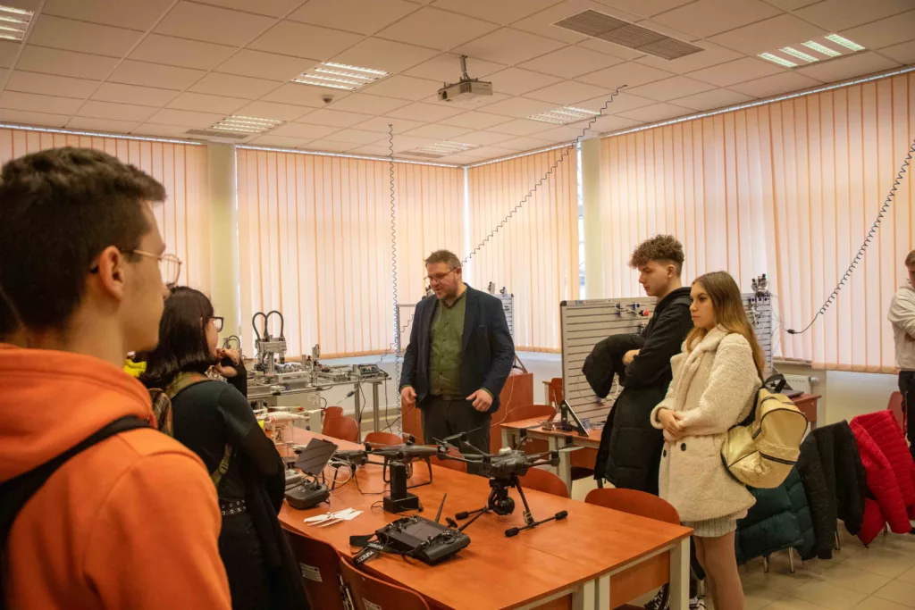 Wsp&oacute;lna nauka w Instytucie Nauk Technicznych – warsztaty i wykłady dla młodzieży
