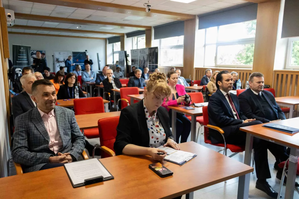 WIRTUALNA EDUKACJA PRZYSZŁOŚCI &ndash; NOWE HORYZONTY. O konferencyjnej PANS sł&oacute;w kilka&hellip;
