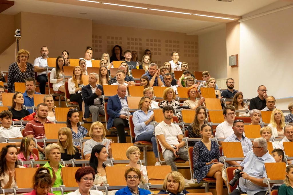 „Czepkowanie” 2024 – kolejni absolwenci pielęgniarstwa opuścili mury uczelni