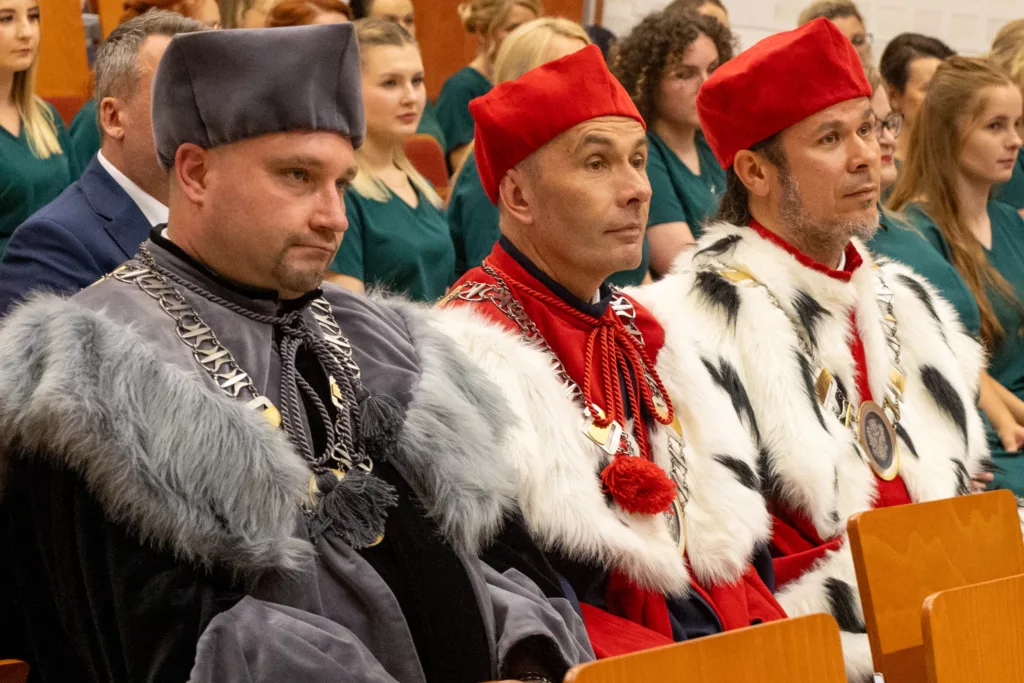 „Czepkowanie” 2024 – kolejni absolwenci pielęgniarstwa opuścili mury uczelni