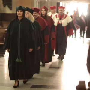 Senat wchodzi do Bazyliki Archikatedralnej