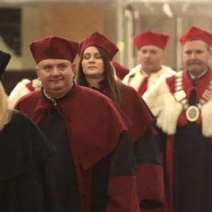 Senat wchodzi do Bazyliki Archikatedralnej