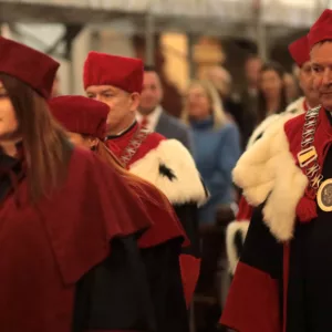 Senat wchodzi do Bazyliki Archikatedralnej