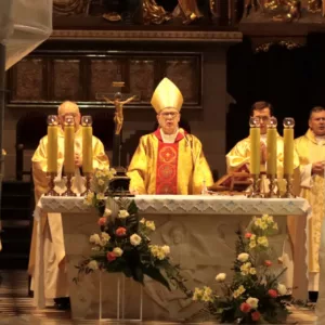 Księża podczas mszy św.