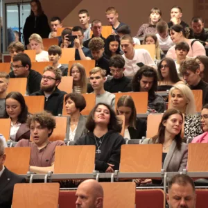 Uczestnicy uroczystości w auli