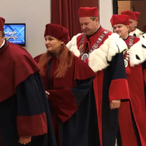 Senat wchodzi do auli