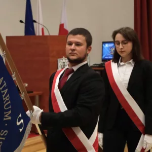 Poczet sztandarowy wchodzi do auli