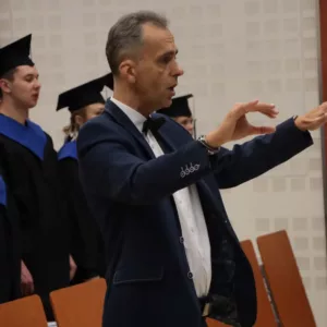 P. Szelążek dyryguje chórem