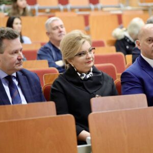 Uczestnicy konferencji, na pierwszym planie, od lewej: dr S. Solecki, B. Ryczan, prof. M. Delong