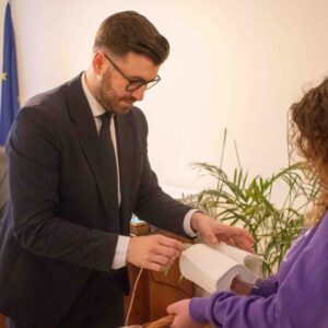 Zastępca Prezydenta Miasta Przemyśla - Bartłomiej Barszczak sięga po serwetkę