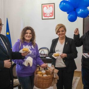 Bożena Ryczan - Starosta Przemyska, Jan Janusz - Wicestarosta Przemyski oraz przedstawiciele PANS w Przemyślu z pączkami
