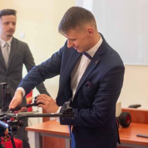 inżynierowie przy heksakopterze