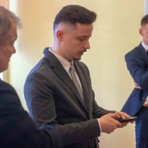 po lewej Prorektor ds. studenckich dr Andrzej Kawecki, po prawej dyplomanci