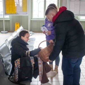 przedstawiciele PANS w Przemyślu częstują pączkami oczekujących na pociąg