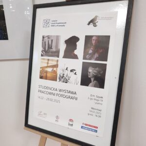 sztaluga z plakatem dotyczącym wystawy