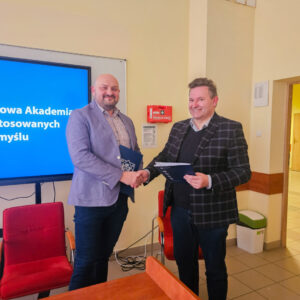 uścisk dłoni Prorektora ds. rozwoju i współpracy, dr. Sławomira Soleckiego oraz Sylwestra Kołcza reprezentującego firmę Kołcz Trans sp.k.