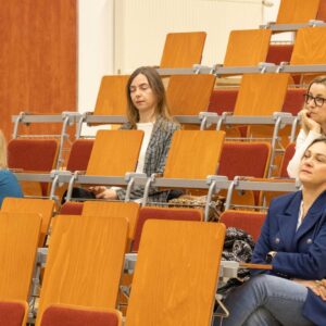 uczestniczki konkursu w uczelnianej Auli