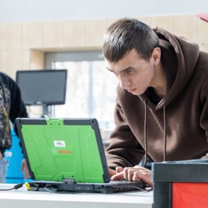 uczeń wykonuje zadanie na stacji diagnostycznej
