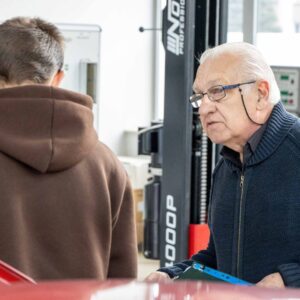 uczeń wykonuje zadanie na stacji diagnostycznej
