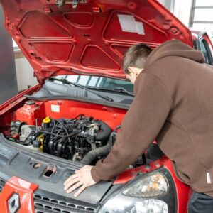 uczeń wykonuje zadanie na stacji diagnostycznej