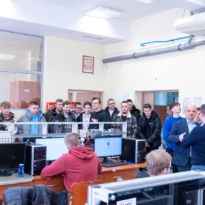 uczniowie zwiedzają salę dydaktyczną