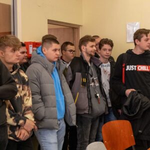 uczniowie zwiedzają salę dydaktyczną