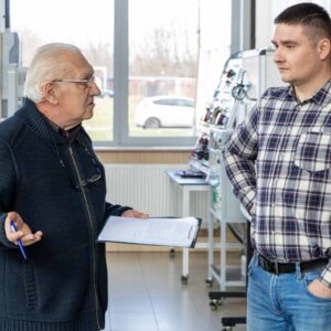 po lewej wykładowca PANS, po prawej nauczyciel z Zespołu Szkół Zawodowych w Dynowie