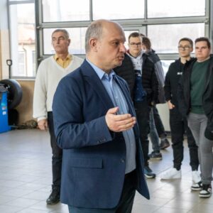 Dyrektor Instytutu Nauk Technicznych – dr inż. Grzegorz Dzieniszewski, prof. PANS – na pierwszym planie, za nim młodzież ze szkół ponadpodstawowych