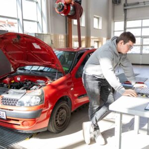 uczeń wykonuje zadanie na stacji diagnostycznej