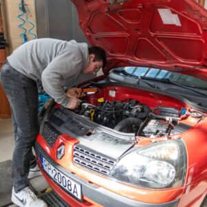 uczeń wykonuje zadanie na stacji diagnostycznej
