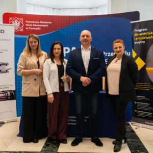 Rektor dr hab. Marek Delong, prof. PANS; Dyrektor Instytutu Sztuk Projektowych – dr Anna Kałamarz-Kucz, prof. PANS oraz przedstawicielki firmy TMSYS sp. z o.o. Angelika Szemraj – Specjalistka ds. Edukacji i Rozwoju Biznesu i Małgorzata Sus-Micek – Architekt Wnętrz, na wspólnym zdjęciu