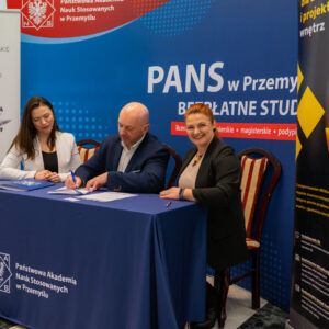 Rektor podpisuje umowę