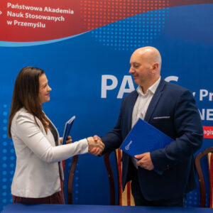 uścisk dłoni podczas zawierania umowy
