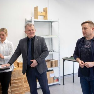 od lewej: st. chor. sztab. SG Andżelika Buksa, dr Andrzej Kawecki, prof. PANS, podinsp. w st. spocz. mgr Mariusz Szczęsny