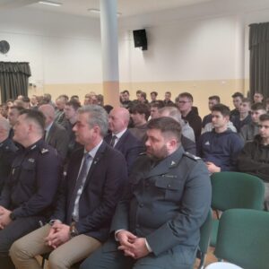 goście w szkolnej Auli