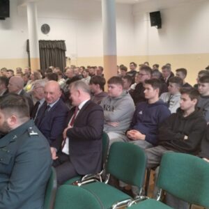 goście w szkolnej Auli
