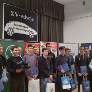 pamiątkowe zdjęcie grupowe z laureatami konkursu