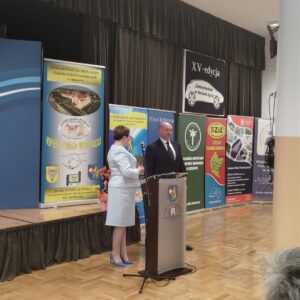 od lewej: Halina Cygan - Dyrektor Zespołu Szkół Zawodowych im. Kard. Stefana Wyszyńskiego w Dynowie, obok JM Rektor - dr hab. Marek Delong, prof. PANS