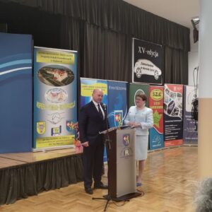 od lewej: Halina Cygan - Dyrektor Zespołu Szkół Zawodowych im. Kard. Stefana Wyszyńskiego w Dynowie, obok JM Rektor - dr hab. Marek Delong, prof. PANS