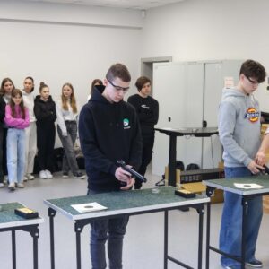 uczniowie przygotowują pistolety