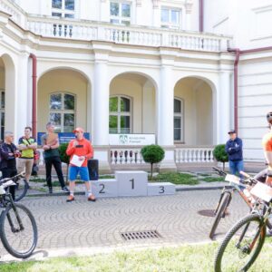 uczestnicy mistrzostw na rowerach przed Pałacem Lubomirskich